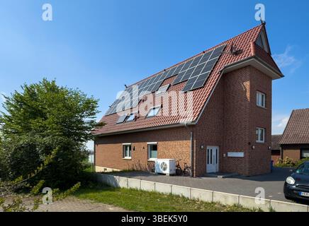 21.04.2025, Allemagne, basse-Saxe, Gross Hutbergen, - Maison individuelle avec panneaux solaires et pompe à chaleur à air dans un village. 00A250421D006CAROEX.JPG [MODÈLE Banque D'Images