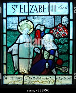 Un autre panneau de vitraux de West Quantoxhead Church, datant de 1939, mettant en valeur l'art du début du XXe siècle dans les fenêtres de l'église, avec des verreries détaillées et des motifs symboliques. Banque D'Images