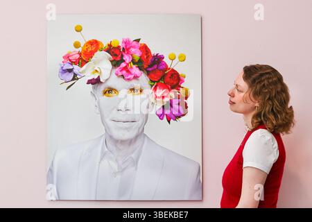 Londres, Royaume-Uni. 29 mai 2025. Personnel de la galerie avec Martin Schoeller, 'Jeff Koons with Floral Headpiece', New Your, NY, 2013. Répondant à la demande populaire, Saatchi Gallery rouvre 'fleurs - flore dans l'art contemporain et la culture', célébrant l'extraordinaire étendue de la flore dans l'art et la culture. L'exposition rouvre le vendredi 30 mai jusqu'au 31 août. Crédit : Imageplotter/Alamy Live News Banque D'Images