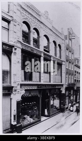 Une photographie datant d'environ 1900 de la rue Nieuwendijk à Amsterdam, montrant les bâtiments aux numéros 204-212. L'image capture les établissements commerciaux de l'époque, y compris l'entrepôt de tapis Bahlmann & Co. Banque D'Images