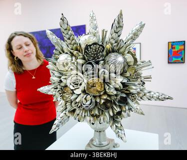 Londres, Royaume-Uni. 29 mai 2025. Personnel de la galerie avec Ann Carrington, 'Ipheion', 2021. Et répondant à la demande populaire, Saatchi Gallery rouvre 'fleurs - flore dans l'art contemporain et la culture', célébrant l'ampleur extraordinaire de la flore dans l'art et la culture. L'exposition rouvre le vendredi 30 mai jusqu'au 31 août. Crédit : Imageplotter/Alamy Live News Banque D'Images