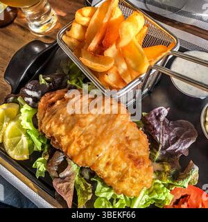 Repas traditionnel de midi de fish and chips avec salade - France. Banque D'Images