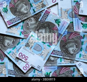 Gros plan des billets de 500 zloty dispersés, montrant la monnaie polonaise et la solidité financière. Convient pour les sujets sur l'argent, la banque, l'économie et inve Banque D'Images