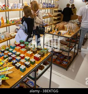 Shopping à l'intérieur d'un magasin d'artisanat souvenir touristique vendant de la poterie et de la céramique, Guimaraes, nord du Portugal, Europe Banque D'Images