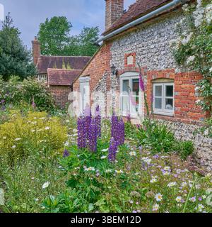 Chalet anglais et jardin de chalet en été Banque D'Images