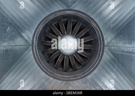 Énormes pales métalliques de ventilateur à jet industriel Banque D'Images