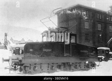 Cette photographie, prise le 20 février 1925, montre une locomotive électrique (EL3) du Siegener Kreisbahn. L'image reflète la technologie ferroviaire du début du XXe siècle en Allemagne. Banque D'Images