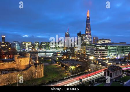 Vue aérienne de nuit de Londres depuis la Tower Hill avec la London Tower, et le Shard de l'autre côté de la Tamise. Banque D'Images