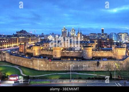 Skyline de Londres avec London Tower depuis Tower Hill, Angleterre, Royaume-Uni. En arrière-plan, London Bridge est visible. Banque D'Images