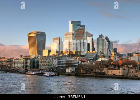 Ville de Londres (également connu sous le nom de quartier financier) de l'autre côté de la Tamise depuis Tower Bridge au coucher du soleil. Au cours des dernières années, quelques gratte-ciels ont été frénétiques Banque D'Images
