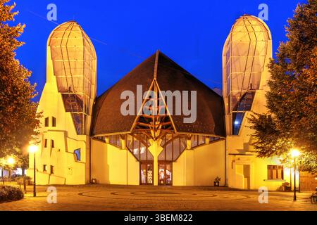 Ouvert en 2000, le centre culturel Onion House à Mako, en Hongrie, a été conçu par Imre Makovecz. Banque D'Images