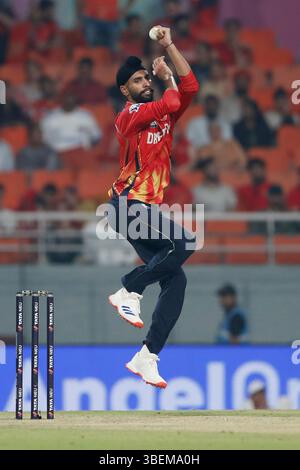Chandigarh, Inde. 29 mai 2025. CHANDIGARH, INDE - MAI 29 : Harpreet Brar de Punjab Kings Bowls lors du match de qualification IPL 2025 entre Punjab Kings et Royal Challengers Bengaluru au New PCA Stadium le 29 mai 2025, à Chandigarh, en Inde. (Photo de Surjeet Yadav/MB Media) crédit : MB Media solutions/Alamy Live News Banque D'Images