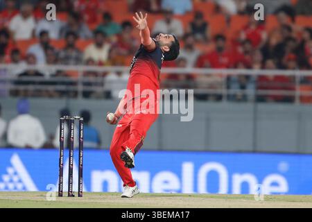 Chandigarh, Inde. 29 mai 2025. CHANDIGARH, INDE - MAI 29 : Suyash Sharma des Royal Challengers Bengaluru Bowls lors du match de qualification IPL 2025 entre Punjab Kings et Royal Challengers Bengaluru au New PCA Stadium le 29 mai 2025, à Chandigarh, en Inde. (Photo de Surjeet Yadav/MB Media) crédit : MB Media solutions/Alamy Live News Banque D'Images