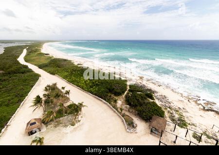 Vue aérienne de la magnifique côte sur l'île de Cozumel, mettant en valeur une plage tropicale aux eaux cristallines, une végétation luxuriante et verte, et une tradition Banque D'Images