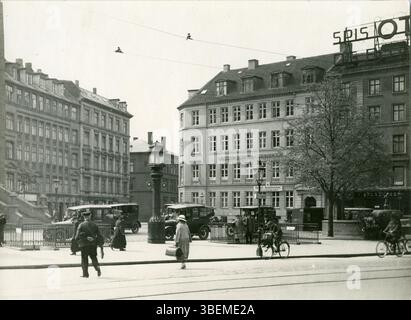 Photographie de 1925 montrant Vesterbros Torv à Copenhague, datant à l'origine de 1825, capturée par Bertel Christian Budtz Müller. Représente une place urbaine centrale et un environnement architectural. Banque D'Images
