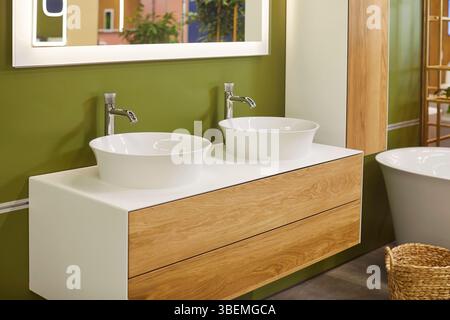Salle de bains moderne avec baignoire en céramique, lavabos doubles et miroir au-dessus, il n'y a pas de gens Banque D'Images