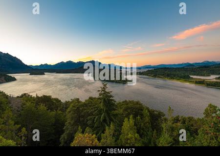 Llao Llao, Bariloche : le crépuscule s'installe sur les lacs Nahuel Huapi et Moreno. Les Andes se tissent majestueusement dans cette vue pittoresque Argentine. Banque D'Images