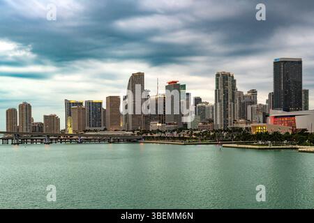 Miami, Floride, États-Unis - la ligne d'horizon du centre-ville de la ville de Miami illuminée au crépuscule. Banque D'Images