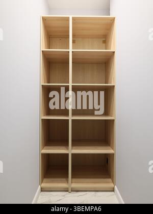 Etagère de rangement moderne et élégante en bois avec compartiments ouverts pour des solutions de rangement polyvalentes Banque D'Images