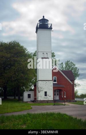 Le vieux phare de presque Isle State Park sur le lac Érié en Pennsylvanie sous un ciel nuageux à la fin du printemps Banque D'Images