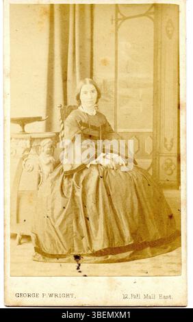 Cette photographie de 1864 représente Jenny von Westphalen, épouse de Karl Marx, figure clé de l'Allemagne du XIXe siècle. Ses contributions à la vie intellectuelle et politique aux côtés de Marx ont été importantes, et elle a été une défenseure du changement social. Banque D'Images