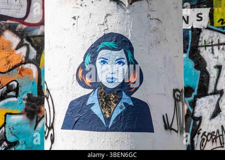 Paris Street art : une affiche découpée en pâte de blé par FKDL (Frank Duval) sur la place Igor Stravinsky, quartier du Marais à Paris, France Banque D'Images