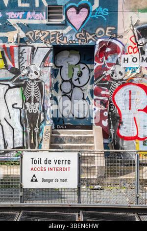 Toit de verre. Accès interdit. Danger de mort. Panneau d'avertissement devant un bâtiment couvert de graffitis près de la place Igor Stravinsky à Paris, France. Banque D'Images