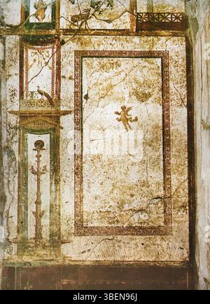 Cette représentation du mur sud du Triclinium dans la maison du prince de Naples montre des décorations murales romaines du Ier siècle de notre ère. Les fresques illustrent l'art romain typique de la salle à manger, avec des scènes vives et des détails ornementaux. Banque D'Images