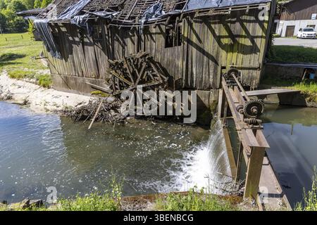 Moulin à marteaux historique sur le Rot près d'Oberrot. Le bâtiment et la roue à eau sont complètement ruinés. Oberrot, Bade-Wuertemberg, Allemagne, Europe Banque D'Images