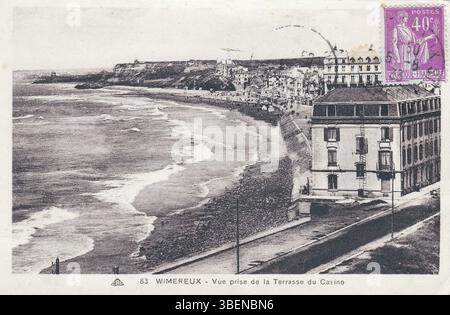 Une photographie de Wimereux, France, prise depuis la terrasse du Casino en 1930. L'image capture le paysage côtier, y compris la plage, la jetée et la pointe aux Oies. Banque D'Images
