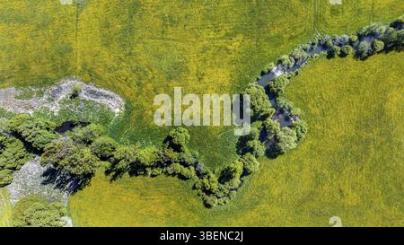 Monument naturel sur le Rot. Vue aérienne. Le ruisseau serpente à travers le paysage printanier près de Wielandsweiler, un quartier de Schwaebisch Hall, Baden- Banque D'Images