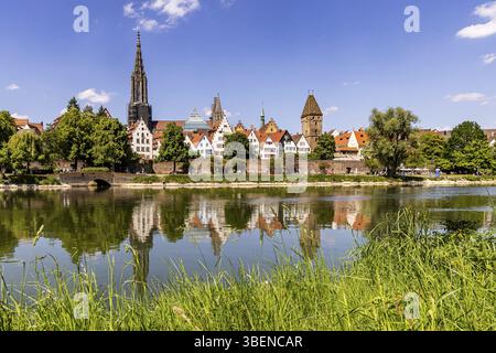 Vue sur la ville d'Ulm avec le Danube. Ulm Minster, Metzgerturm et la vieille ville. Ulm, Bade-Wuertemberg, Allemagne, Europe Banque D'Images
