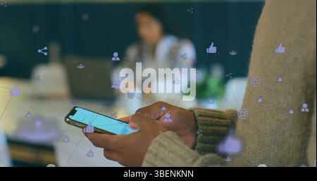 Image de connexions avec des icônes sur les mains de l'homme à l'aide d'un smartphone Banque D'Images