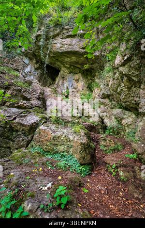 La zone de carrières autour de l'entrée de la grotte de Dale #1, une grotte phréatique naturelle avec quelques preuves de l'extraction ancienne de plomb. Banque D'Images