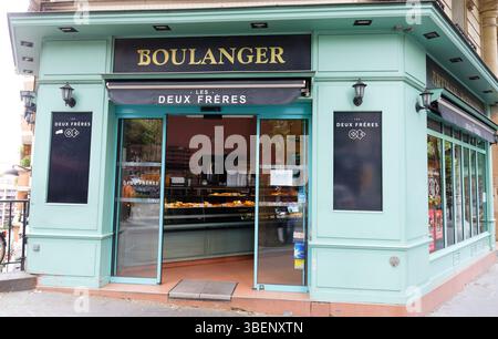 Paris, France-19 mai 2025 : Frères est une boulangerie située dans le quartier de Montmartre à Paris. Connue pour son approche artisanale, la boulangerie se spécialise en i. Banque D'Images