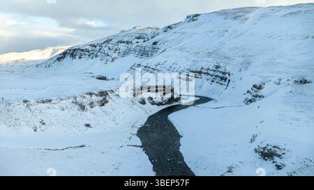 Vue aérienne de la rivière Öxará dans le sud-ouest de l'Islande en hiver Banque D'Images