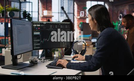 Le leadership stressé des start-up au bureau a été découragé après avoir vu la valorisation boursière baisser. Triste gestion d'entreprise de risque voyant l'évaluation des actions chuter, se sentir peur de la faillite, caméra A. Banque D'Images