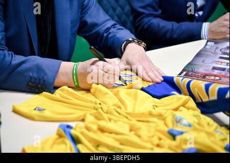 Une séance d’autographes du footballeur de l’année 1986 Ihor Belanov, président de l’Association ukrainienne de football, du footballeur de l’année 2004 Andrii Shevchenko et du footballeur de l’année 1975 Oleh Blokhin, organisée dans le cadre de la remise de trois prix ballon d’Or remportés par des footballeurs ukrainiens, Lviv, Ukraine, le 29 mai 2025 (photo d’Anastasiia Smolienko/Ukrinform) Banque D'Images
