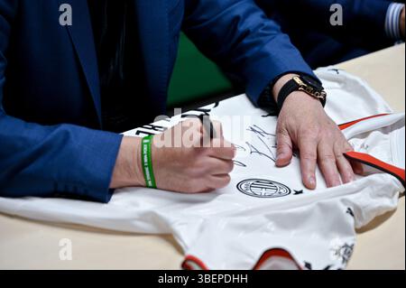 Une séance d’autographes du footballeur de l’année 1986 Ihor Belanov, président de l’Association ukrainienne de football, du footballeur de l’année 2004 Andrii Shevchenko et du footballeur de l’année 1975 Oleh Blokhin, organisée dans le cadre de la remise de trois prix ballon d’Or remportés par des footballeurs ukrainiens, Lviv, Ukraine, le 29 mai 2025 (photo d’Anastasiia Smolienko/Ukrinform) Banque D'Images