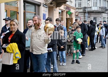 Participants à une séance d’autographes du footballeur de l’année 1986 Ihor Belanov, président de l’Association ukrainienne de football, du footballeur de l’année 2004 Andrii Shevchenko et du footballeur de l’année 1975 Oleh Blokhin, organisée dans le cadre de la remise de trois prix ballon d’Or remportés par des footballeurs ukrainiens, Lviv, Ukraine, le 29 mai 2025 (photo d’Anastasiia Smolienko/Ukrinform) Banque D'Images