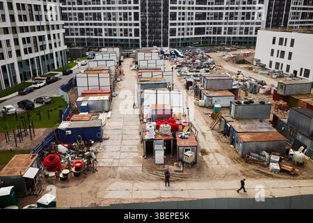 Un site de construction urbaine animé présentant des structures émergentes, de l'équipement lourd et de la machinerie Banque D'Images