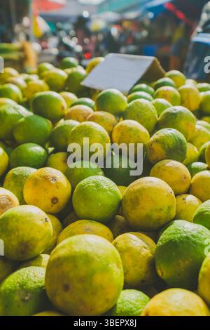 Balikpapan, Indonésie – 19 avril 2025. Une vue rapprochée de citrons verts frais exposés dans un marché local animé. Banque D'Images