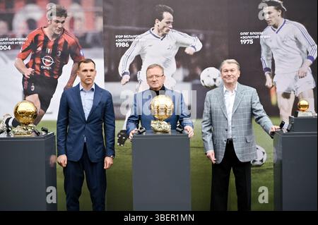 Président de l’Association ukrainienne de football, le footballeur de l’année 2004 Andrii Shevchenko, le footballeur de l’année 1986 Ihor Belanov et le footballeur de l’année 1975 Oleh Blokhin (G à d) sont photographiés lors de la remise de trois prix ballon d’Or remportés par des footballeurs ukrainiens, Lviv, Ukraine, le 29 mai 2025 (photo de Dmytro Anastasiia/Ukrinform) Banque D'Images