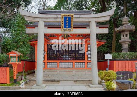 Sanctuaire de Yasaka en pierre porte traditionnelle du temple shinto et bâtiment situé à Kyoto, au Japon. Banque D'Images