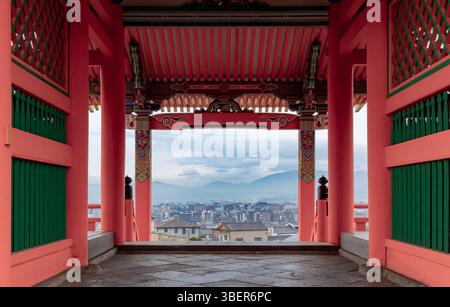 Bâtiment de pagode en bois rouge japonais et architecture bouddhiste traditionnelle avec vue sur la ville de Kyoto au temple du bouddhisme Kiyomizu-dera Banque D'Images