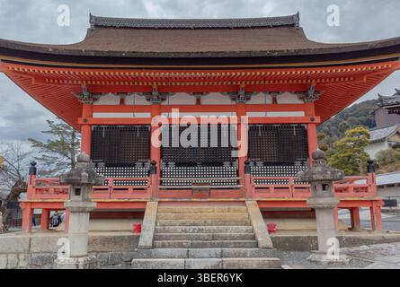 Architecture de bâtiment de temple orange-rouge colorée du temple bouddhisme Kiyomizu-dera Kyoto Japon. Photo prise un jour nuageux. Banque D'Images