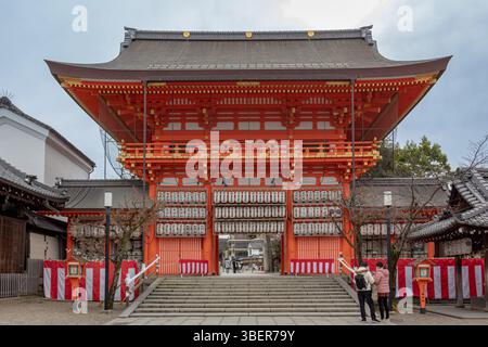 Temple shinto traditionnel orange de Yasaka situé à Kyoto, au Japon. Photo prise un jour nuageux Banque D'Images