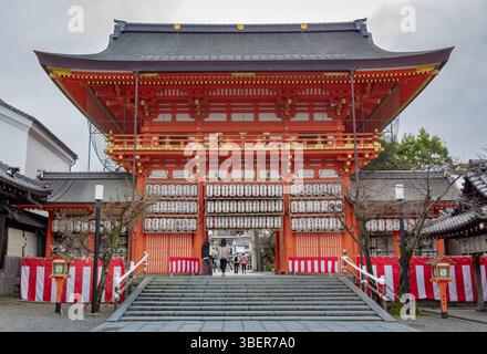 Temple shinto traditionnel orange de Yasaka situé à Kyoto, au Japon. Photo prise un jour nuageux Banque D'Images
