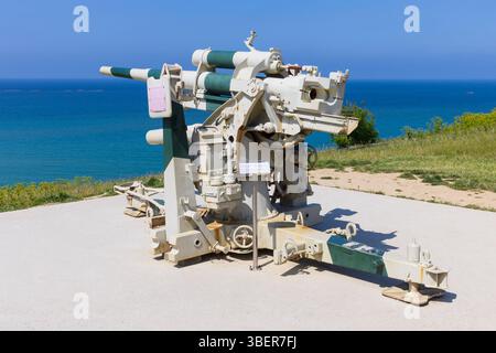 Le Flak de 8,8 cm, un canon d'artillerie antiaérien et antichar allemand de 88 mm au jardin du jour J 75 à Arromanches-les-bains (Calvados) Banque D'Images