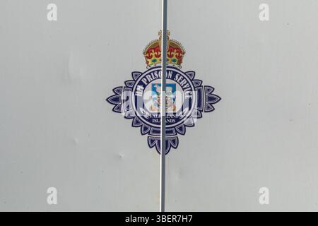 Emblème de HM prison Service des îles Falkland est vu sur un fourgon de transport de détenus dans la capitale, Stanley. Banque D'Images